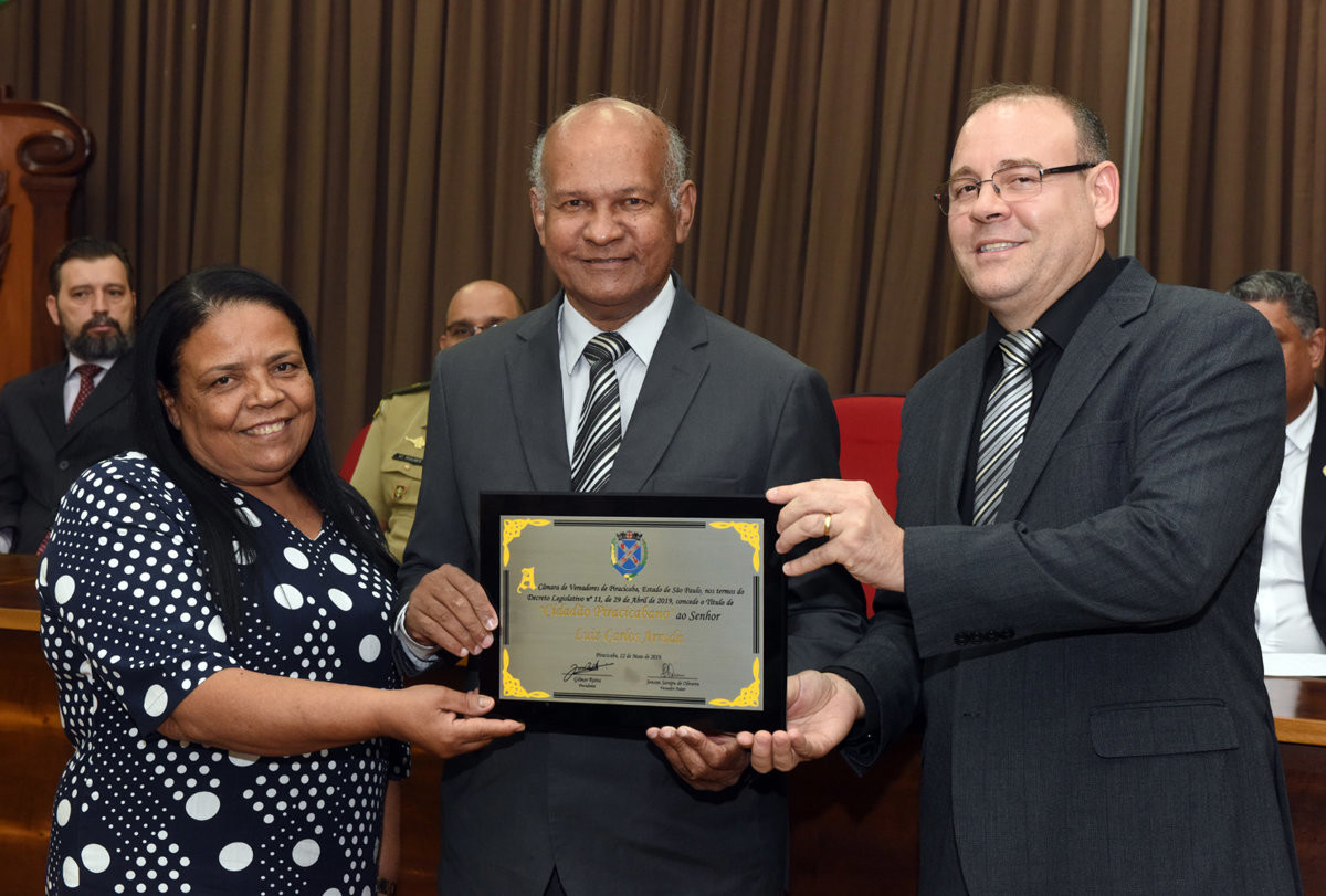 Ao lado da esposa e do ex-vereador Maestro Johnson, Luizinho Arruda recebe homenagem