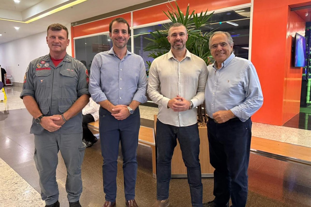 Vereador Renan Paes e deputado Lucas Bove participaram da cerimônia de entrega das botas