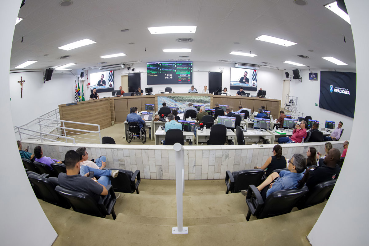 Reunião ordinária acontece no plenário da Câmara e tem início às 19h