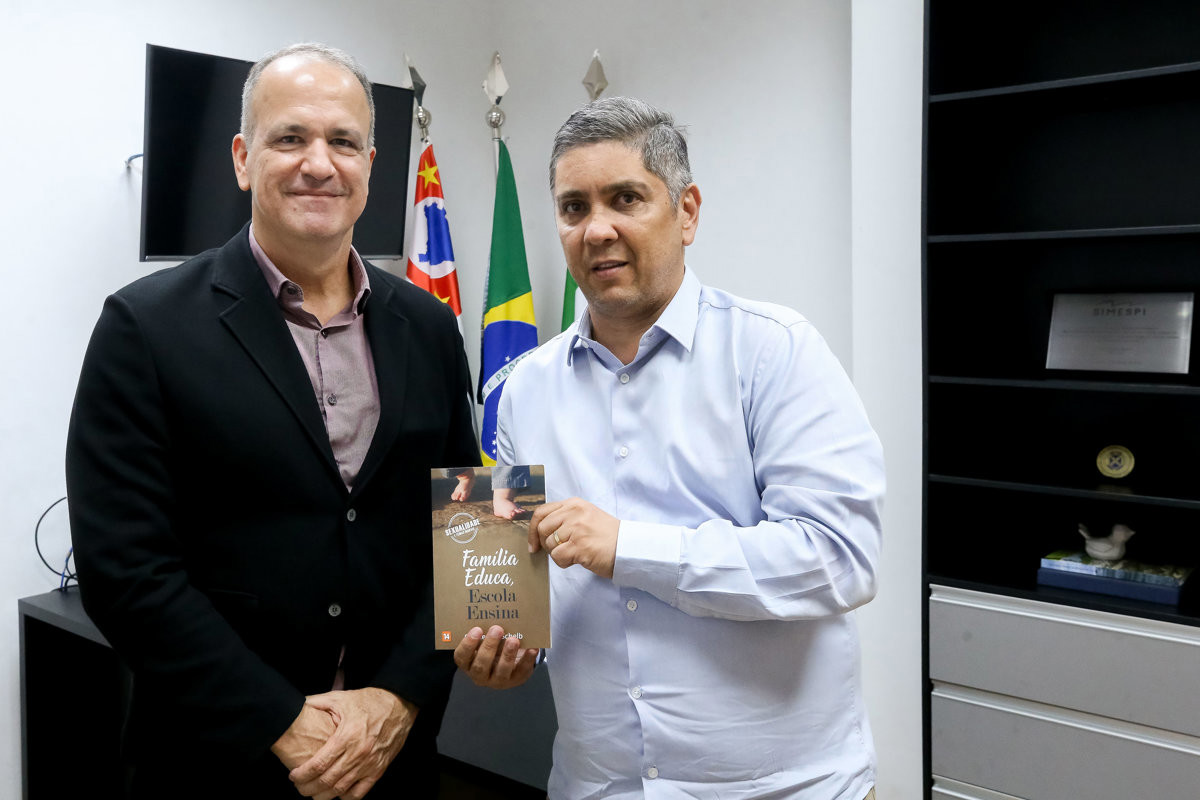 Durante o encontro, foi apresentado o livro "Família Educa, Escola Ensino", escrito pelo Procurador Guilherme Schelb (à esquerda)