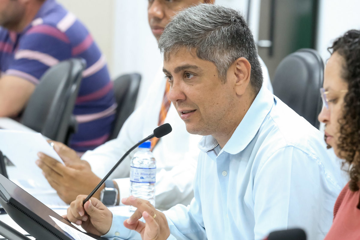 Parlamentar Rerlison Teixeira de Rezende durante os trabalhos legislativos