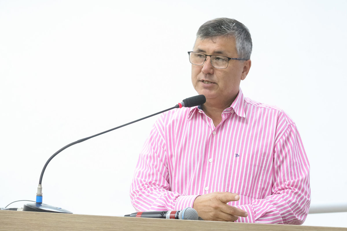 O Requerimento nº 143/2026, de autoria do vereador Pedro Kawai, concede voto de congratulações à árbitra assistente pela representatividade no esporte.