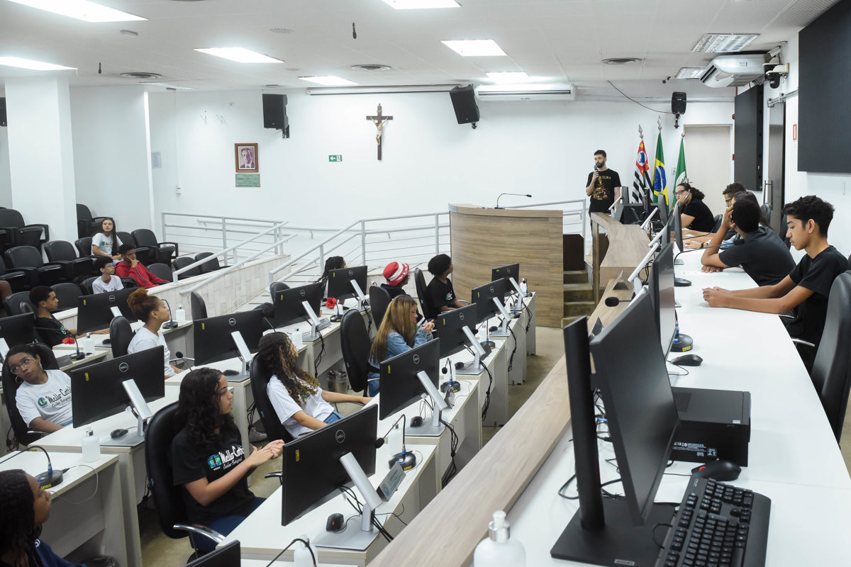 Conheça o Legislativo com alunos da EE Mello Contrim