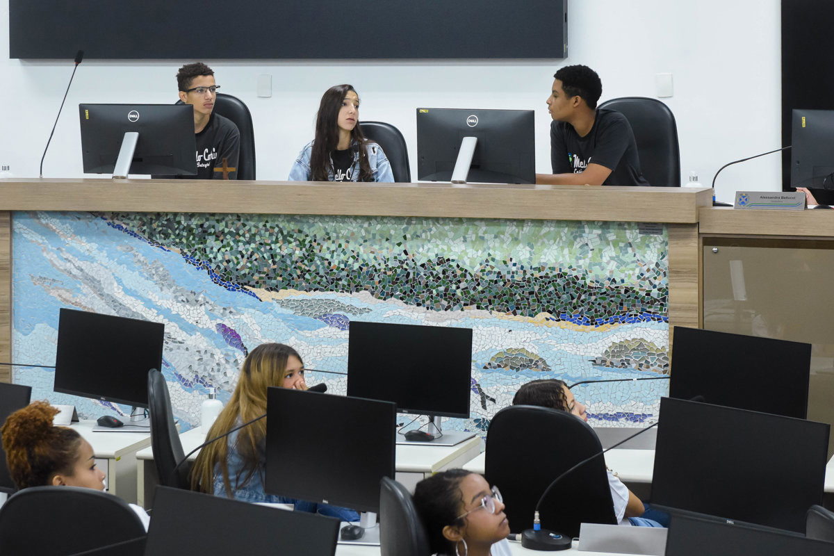 Conheça o Legislativo com alunos da EE Mello Contrim