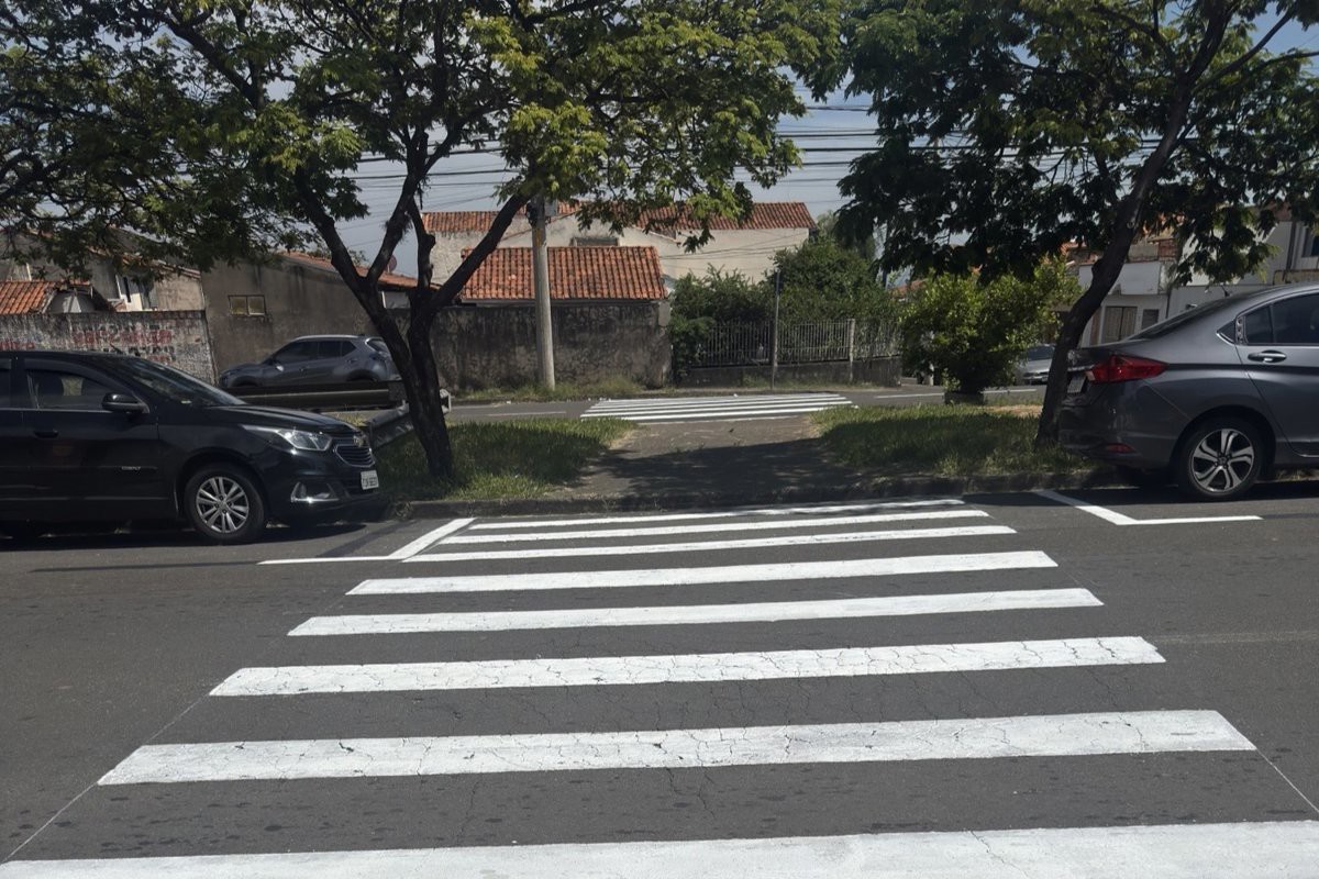 A solicitação para a repintura da sinalização horizontal em toda a extensão da via foi formalizada anteriormente por meio do Ofício nº 06/2026, de autoria do vereador Gustavo Pompeo