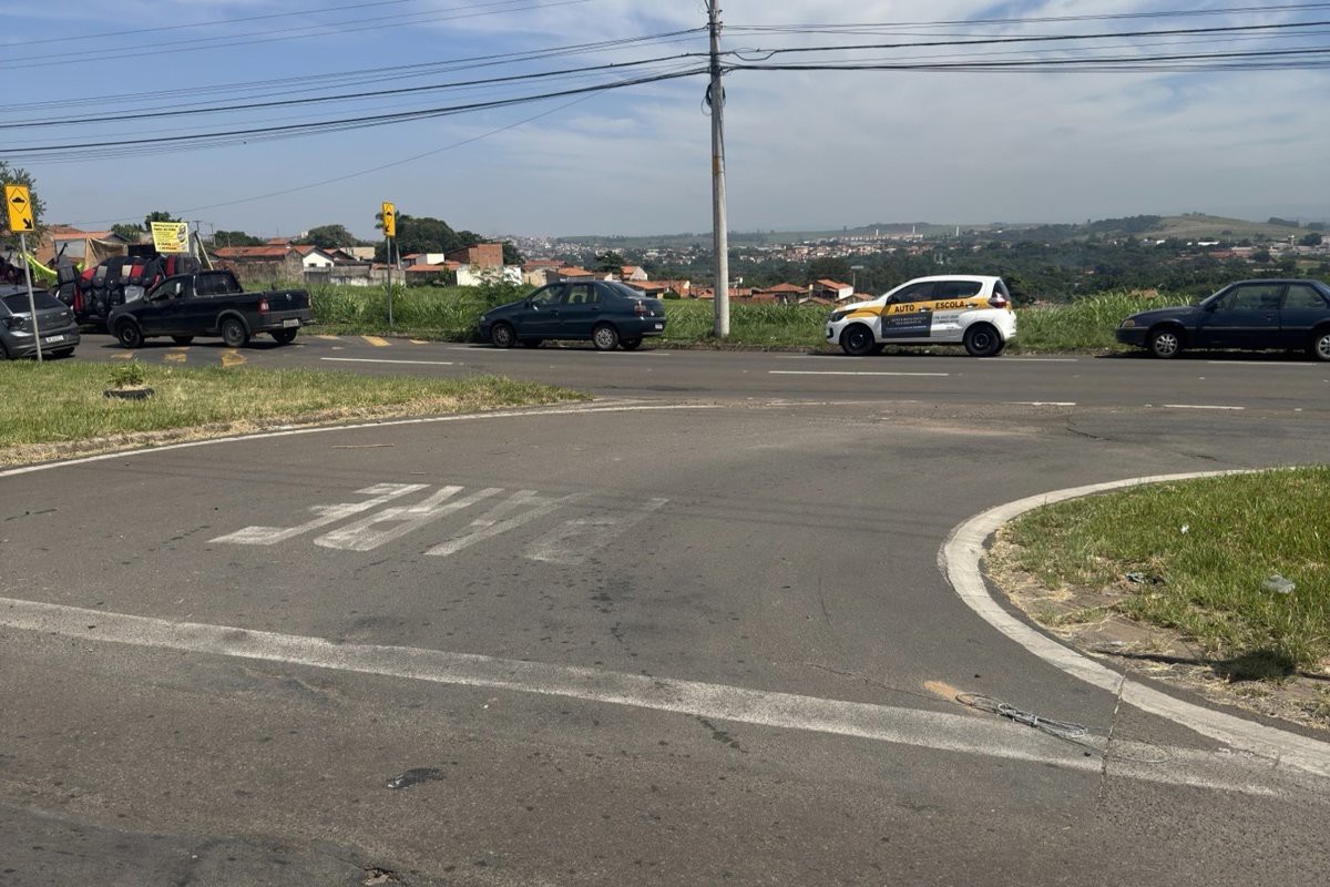 A solicitação para a repintura da sinalização horizontal em toda a extensão da via foi formalizada anteriormente por meio do Ofício nº 06/2026, de autoria do vereador Gustavo Pompeo