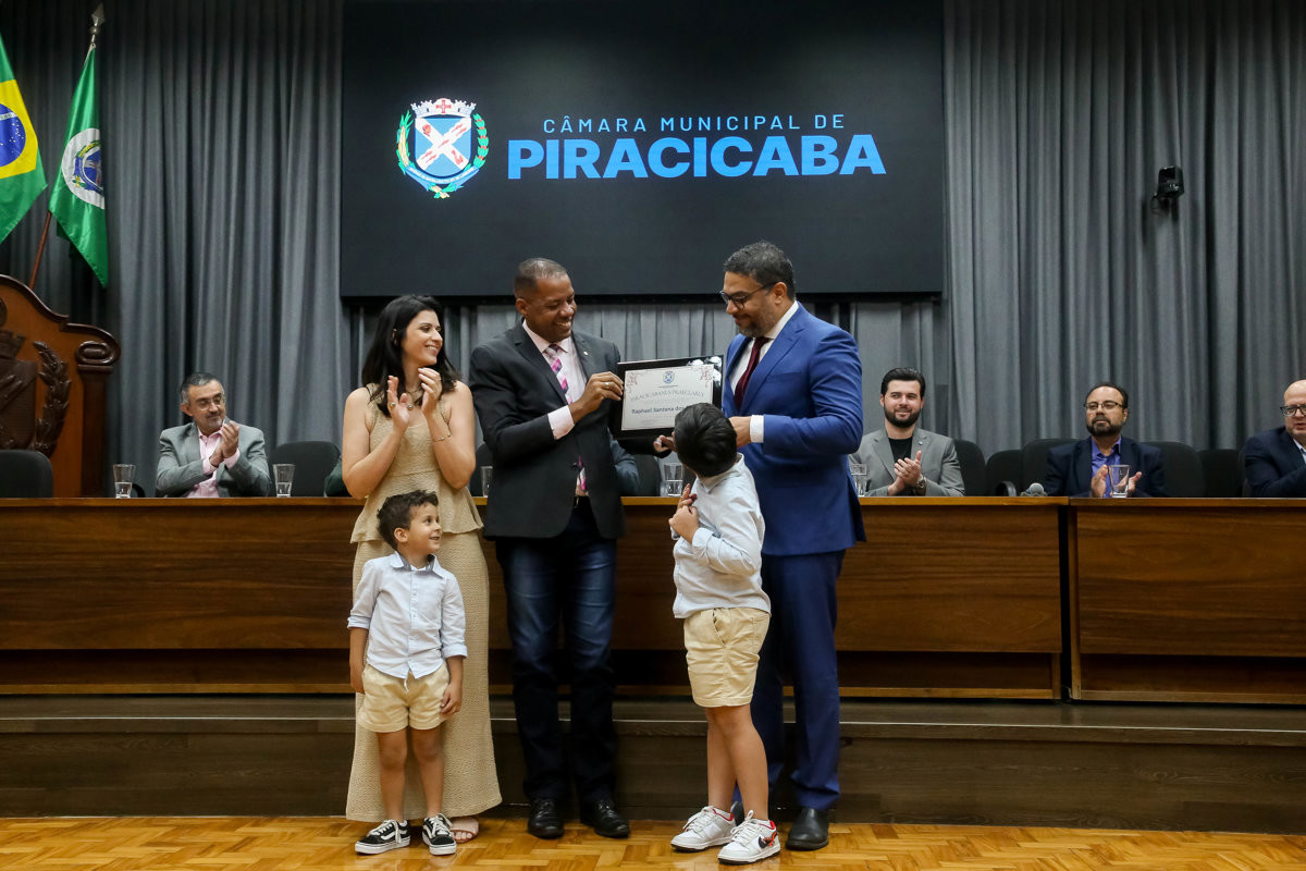 Sessão solene reuniu convidados e participantes no Salão Nobre da Câmara