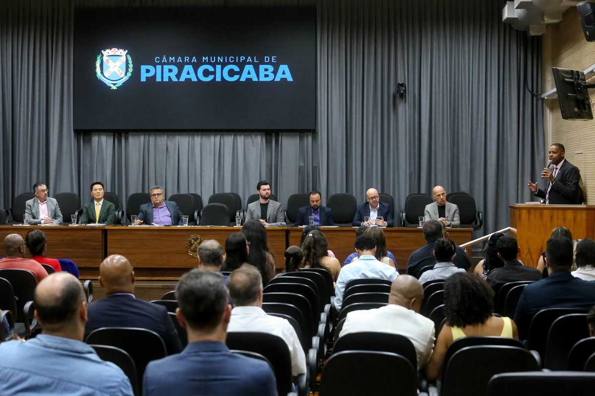 Sessão solene reuniu convidados e participantes no Salão Nobre da Câmara