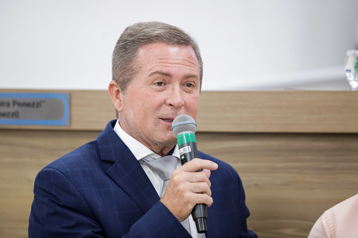 Moção de aplausos foi entregue durante a 8ª Reunião Ordinária da Câmara Municipal, em reconhecimento à trajetória no esporte.