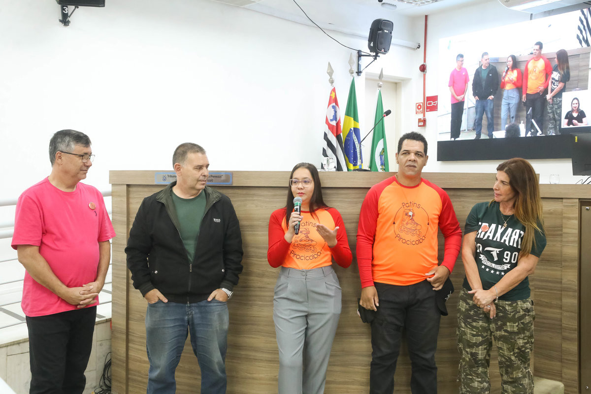 Representantes do Patins Piracicaba recebem moção de aplausos durante a 9ª Reunião Ordinária da Câmara Municipal.