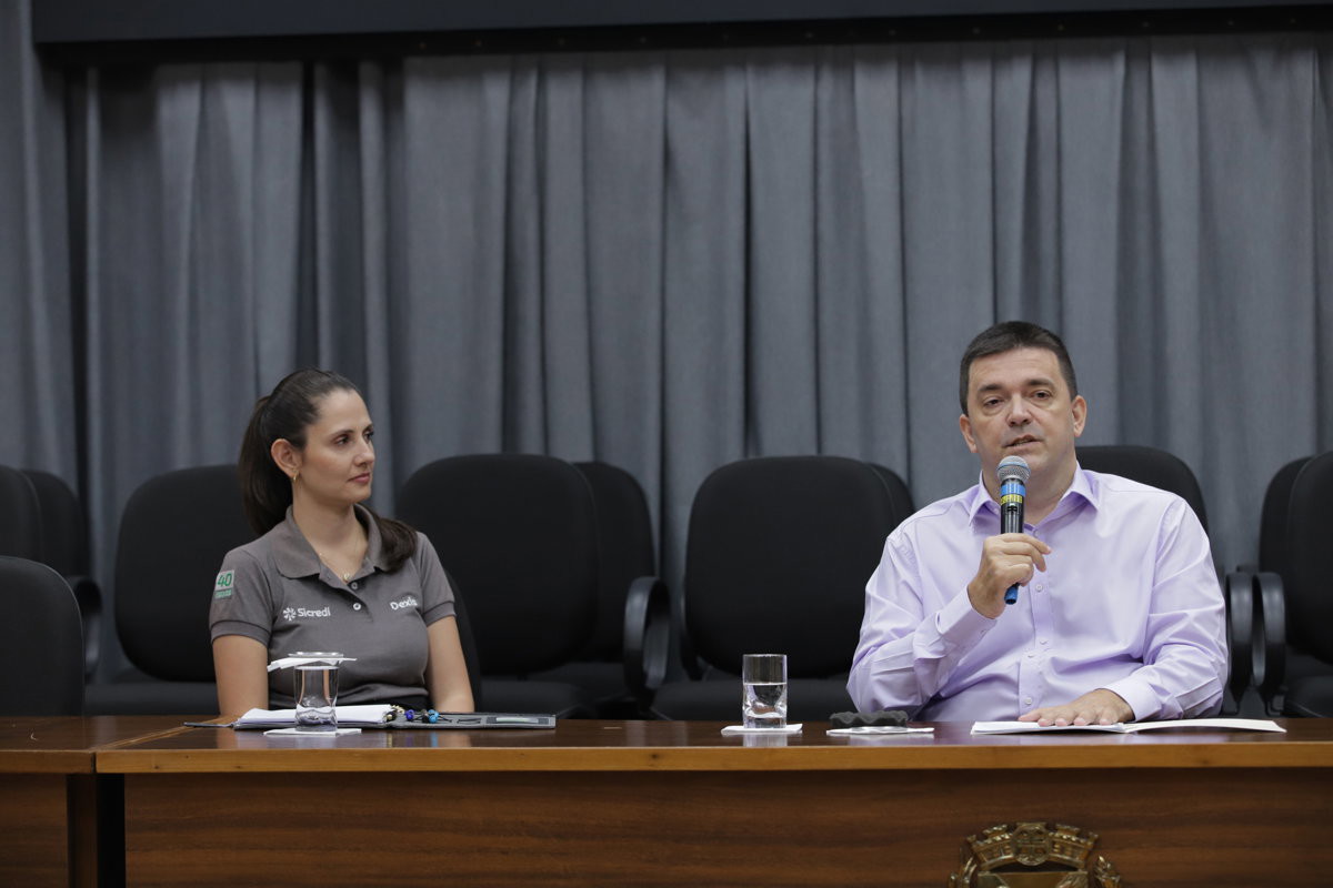 Nathalia Mattos e o vereador André Bandeira compuseram a mesa de abertura dos trabalhos