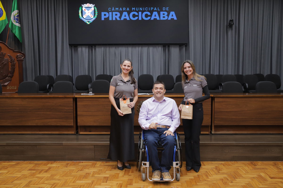 Nathalia Mattos e Juliana Mantuan Costa, homenageadas pelo vereador André Bandeira