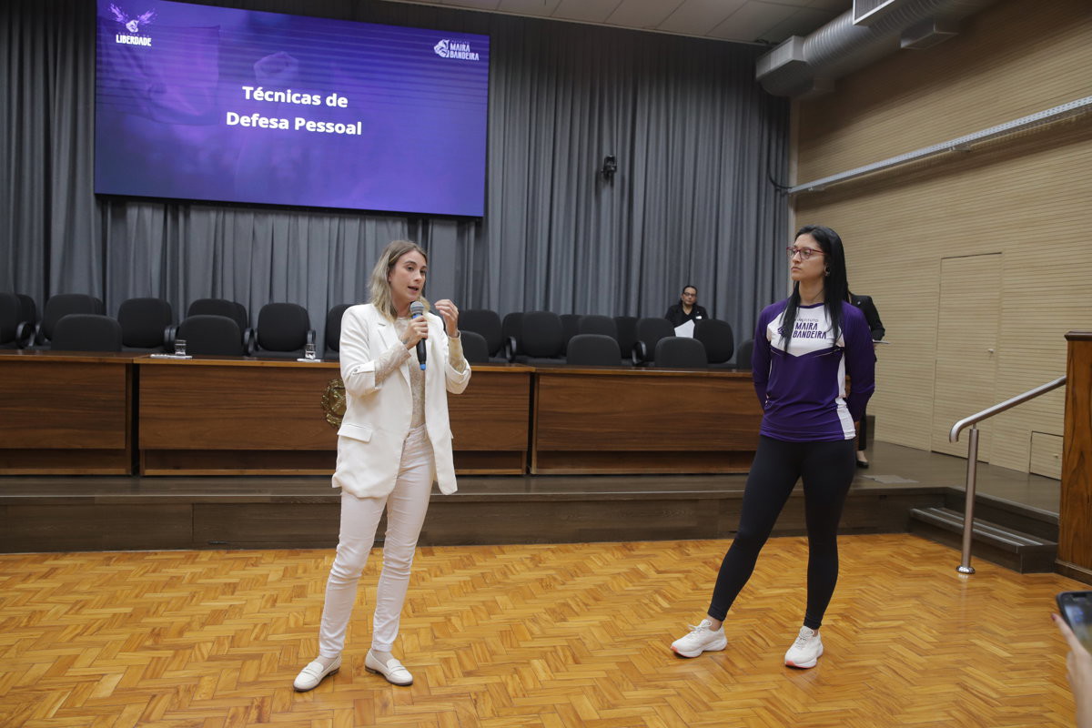 Maira Bandeira durante demonstração de defesa pessoal