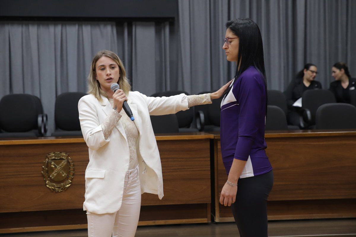 Maira Bandeira durante demonstração de defesa pessoal