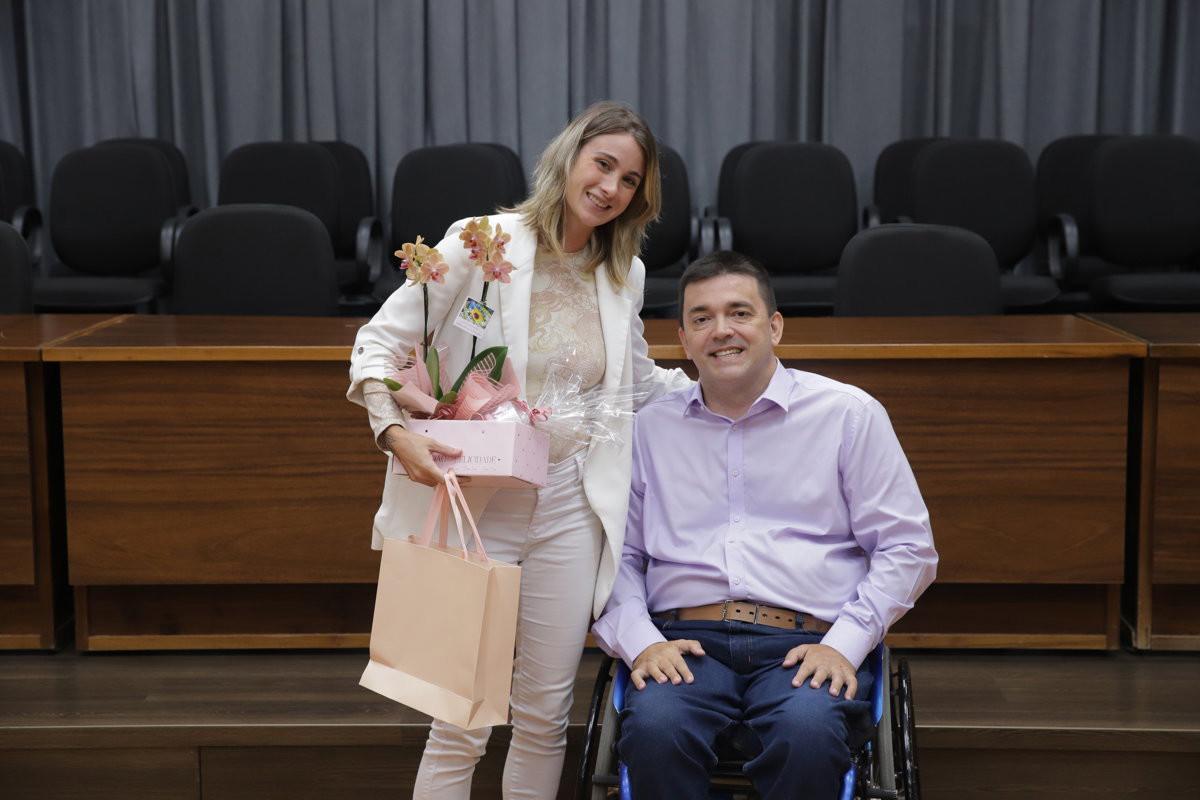 Homenagem para a palestrante Maira Bandeira