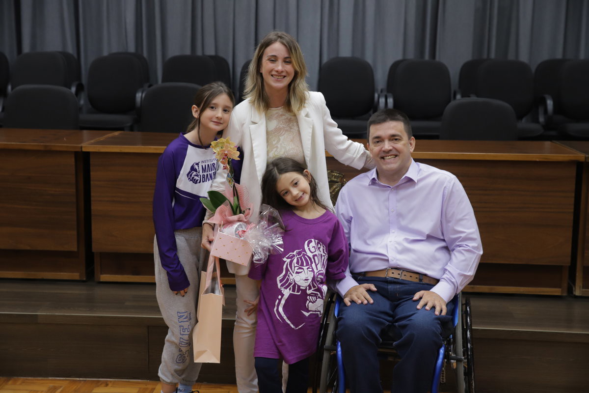 Maira Bandeira e suas filhas com o vereador André Bandeira