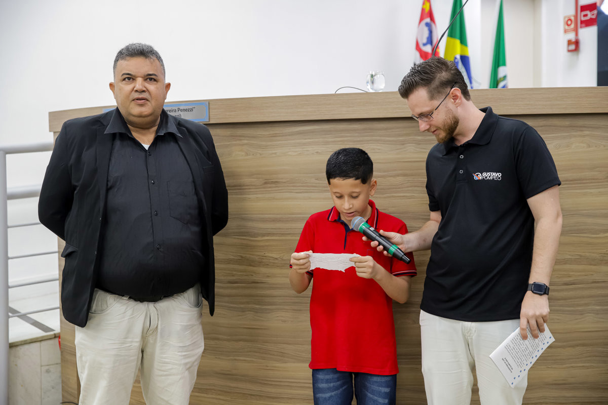 Moção foi entregue no plenário da Câmara durante a 10ª Reunião Ordinária, na noite desta quinta-feira (12)