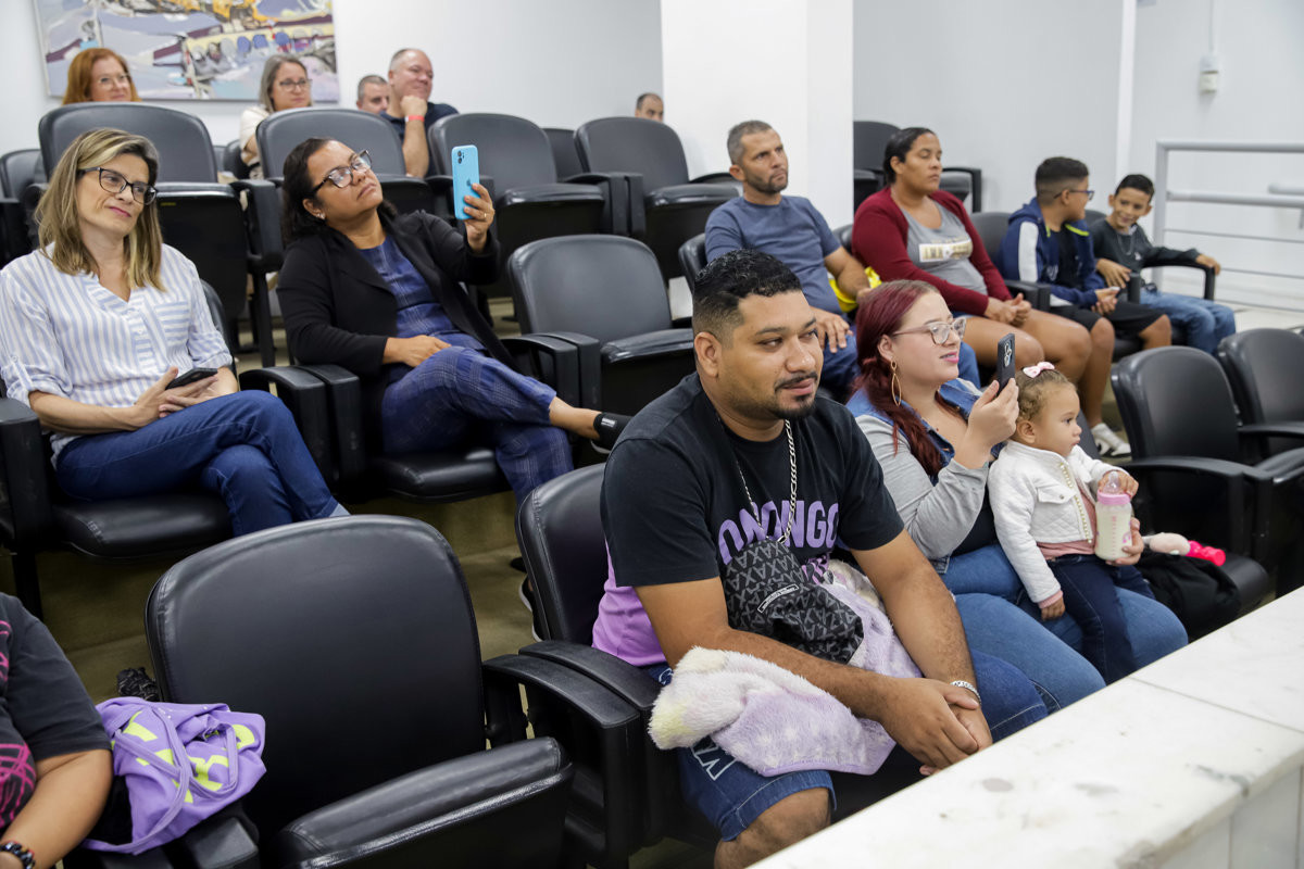 Moção foi entregue no plenário da Câmara durante a 10ª Reunião Ordinária, na noite desta quinta-feira (12)
