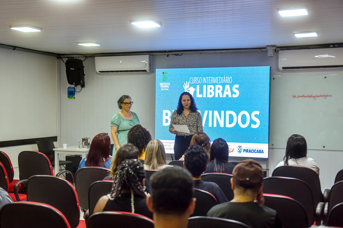 Câmara reinicia cursos de Libras em parceria com o Instituto Federal - Foto registrada por Debora Souza