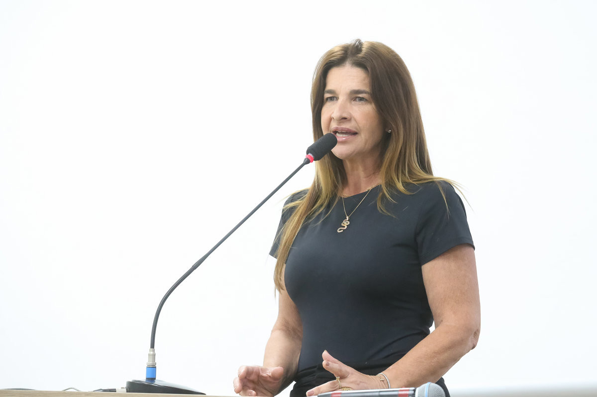 Medida irá frear superpopulação de animais, declarou vereadora na tribuna da Câmara