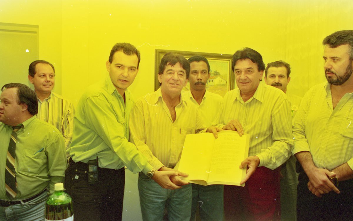 Na imagem, os homenageados Craveiro (Sebastião Franco) e cravinho Cravinho, recebem a moção do vereador Ademar do Carmo Luciano Junior. Também estão no foto, da esquerda para a direita: Tércio Zen, José Longatto, João Manoel dos Santos, José Pedro Leite 
