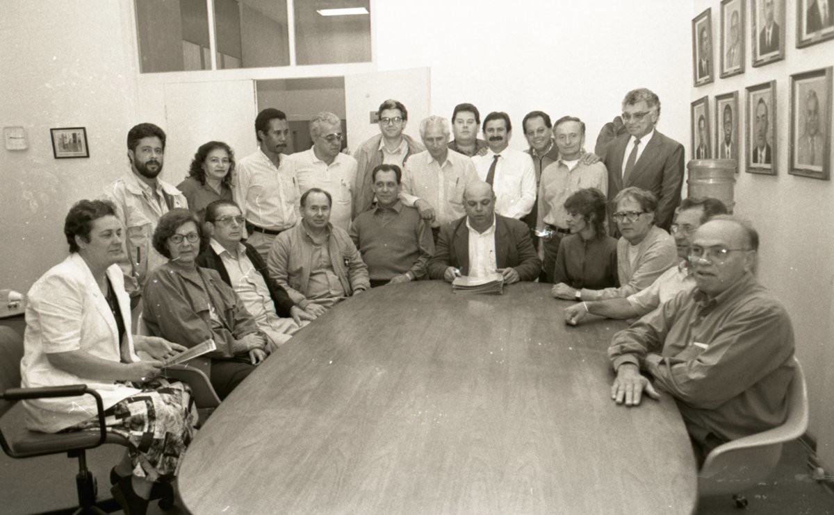 Na foto Egídio Mauro Filho e membros da edilidade, como João Manoel dos Santos, Laerte Zitelli, Mário Tomazello Filho, Guido Negri, Roberto Turchi de Morais, José Pedro Leite (Zé Pedro), José Longatto, Juan Sebastianes, Jorge Martins e Nelson Corder.