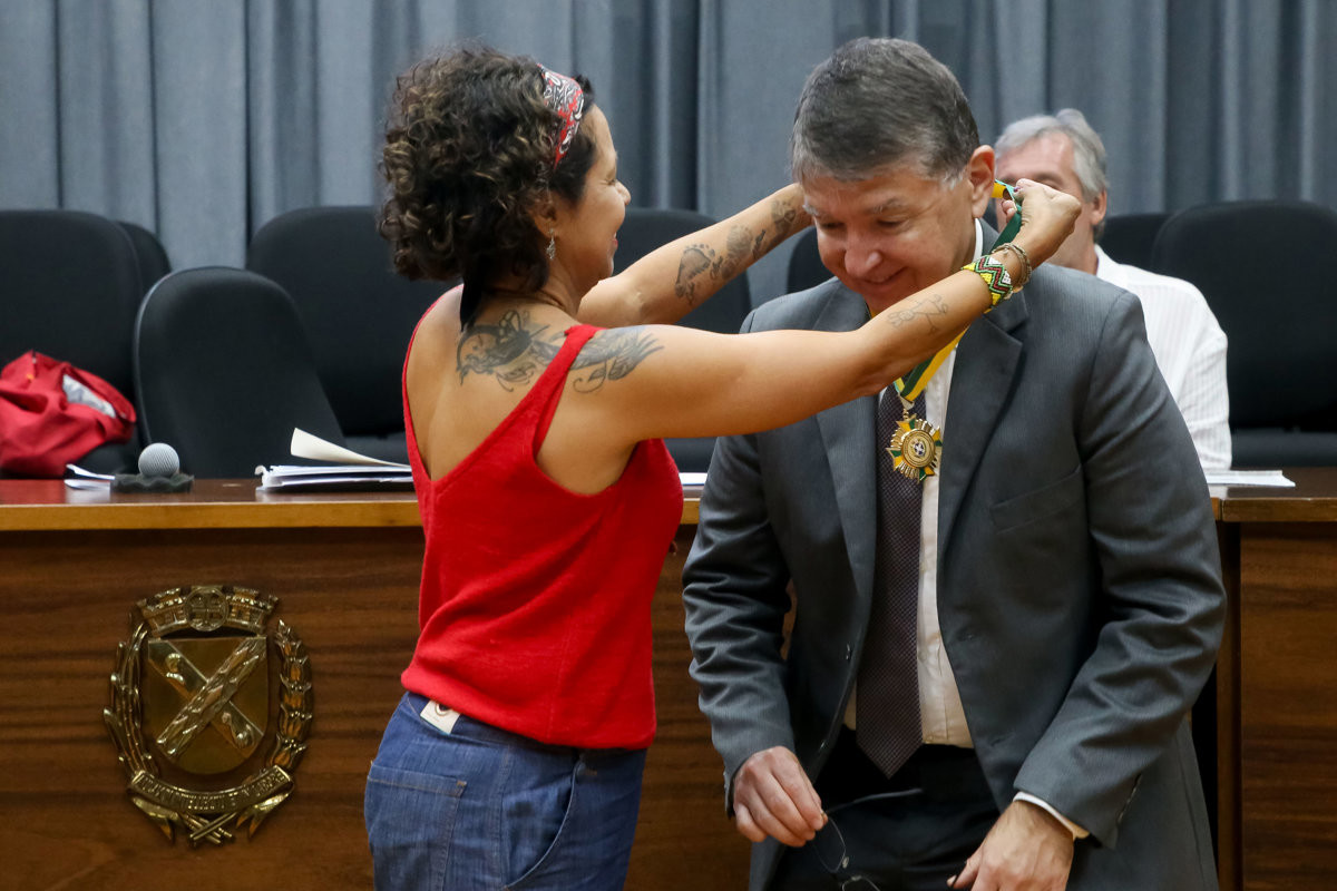  Silvia Morales entregou a Medalha de Mérito Legislativo ao Professor Dr. Ernani Pinto Júnior 