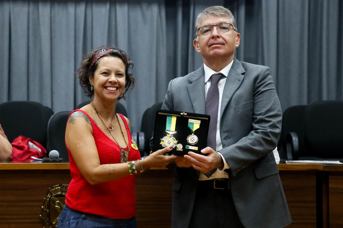 Silvia Morales entregou a Medalha de Mérito Legislativo ao Professor Dr. Ernani Pinto Júnior 
