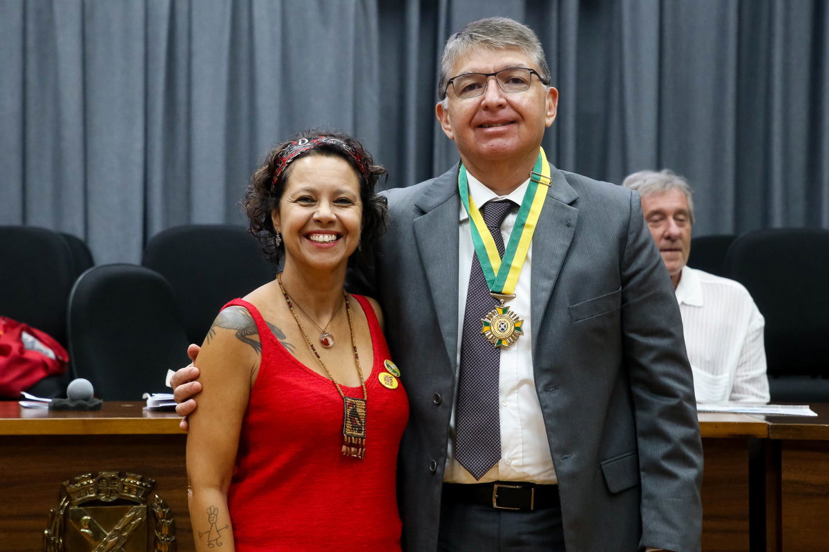  Silvia Morales entregou a Medalha de Mérito Legislativo ao Professor Dr. Ernani Pinto Júnior 