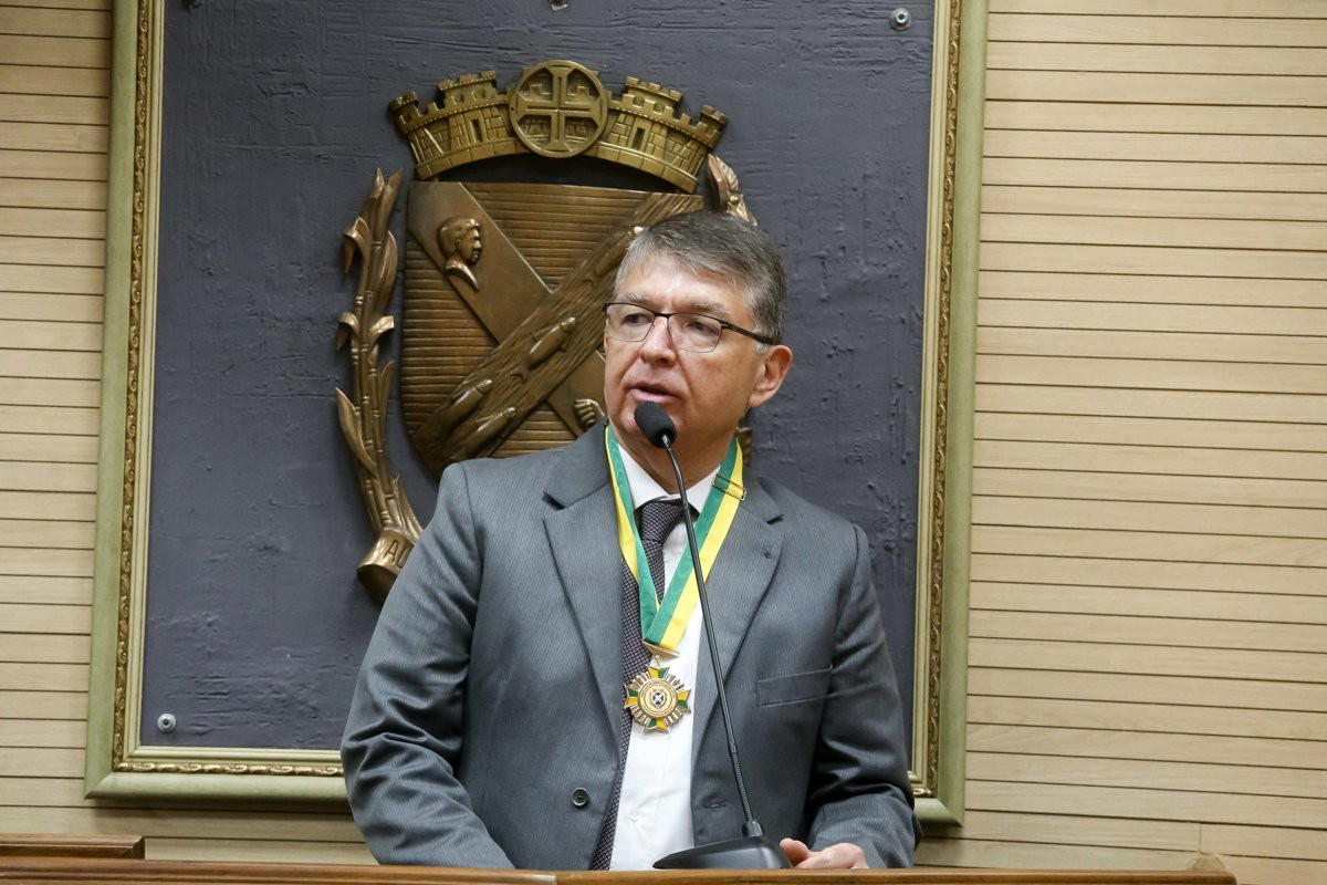  Silvia Morales entregou a Medalha de Mérito Legislativo ao Professor Dr. Ernani Pinto Júnior 
