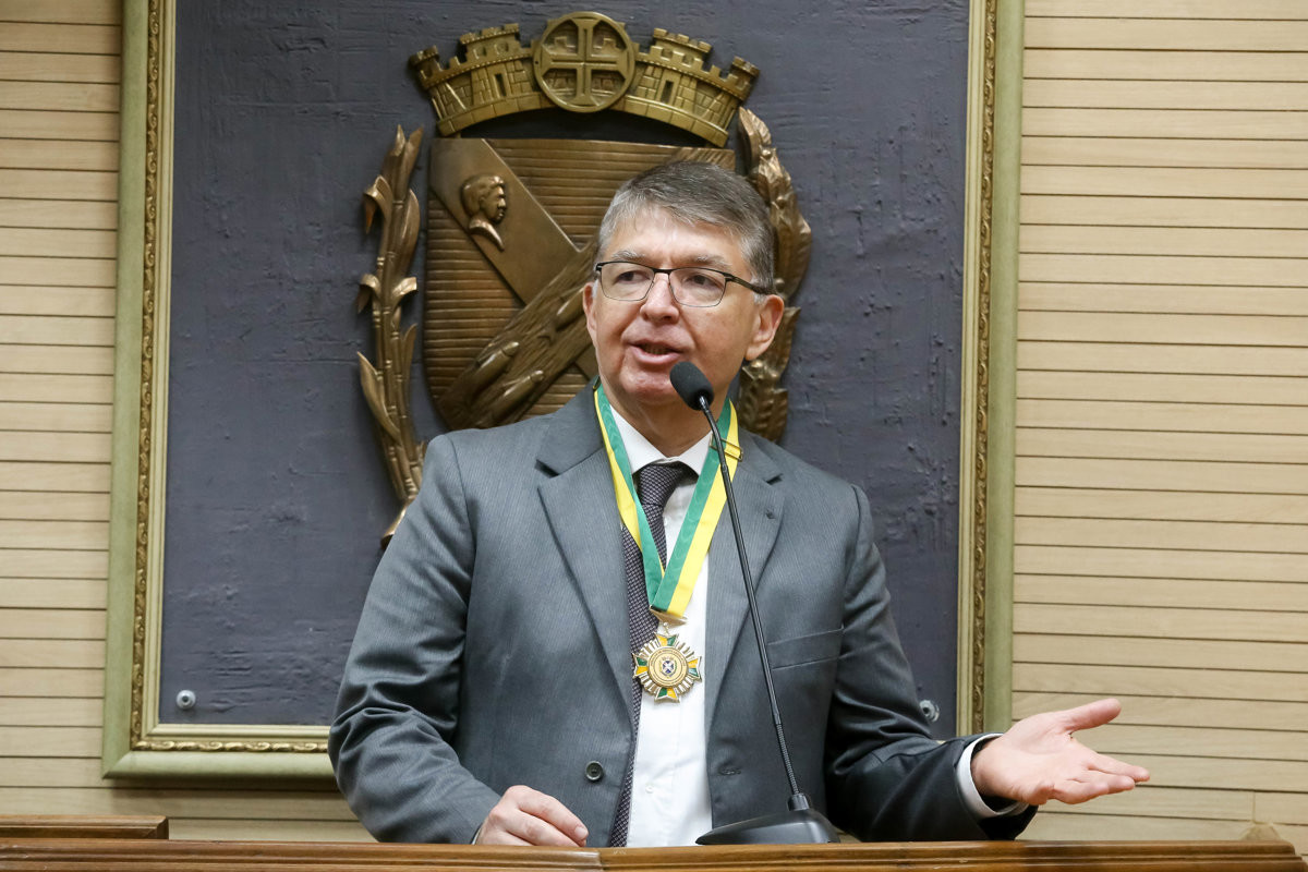 Silvia Morales entregou a Medalha de Mérito Legislativo ao Professor Dr. Ernani Pinto Júnior 