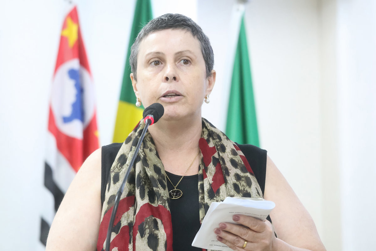 Luciana ocupou a Tribuna Popular durante a reunião ordinária desta segunda-feira