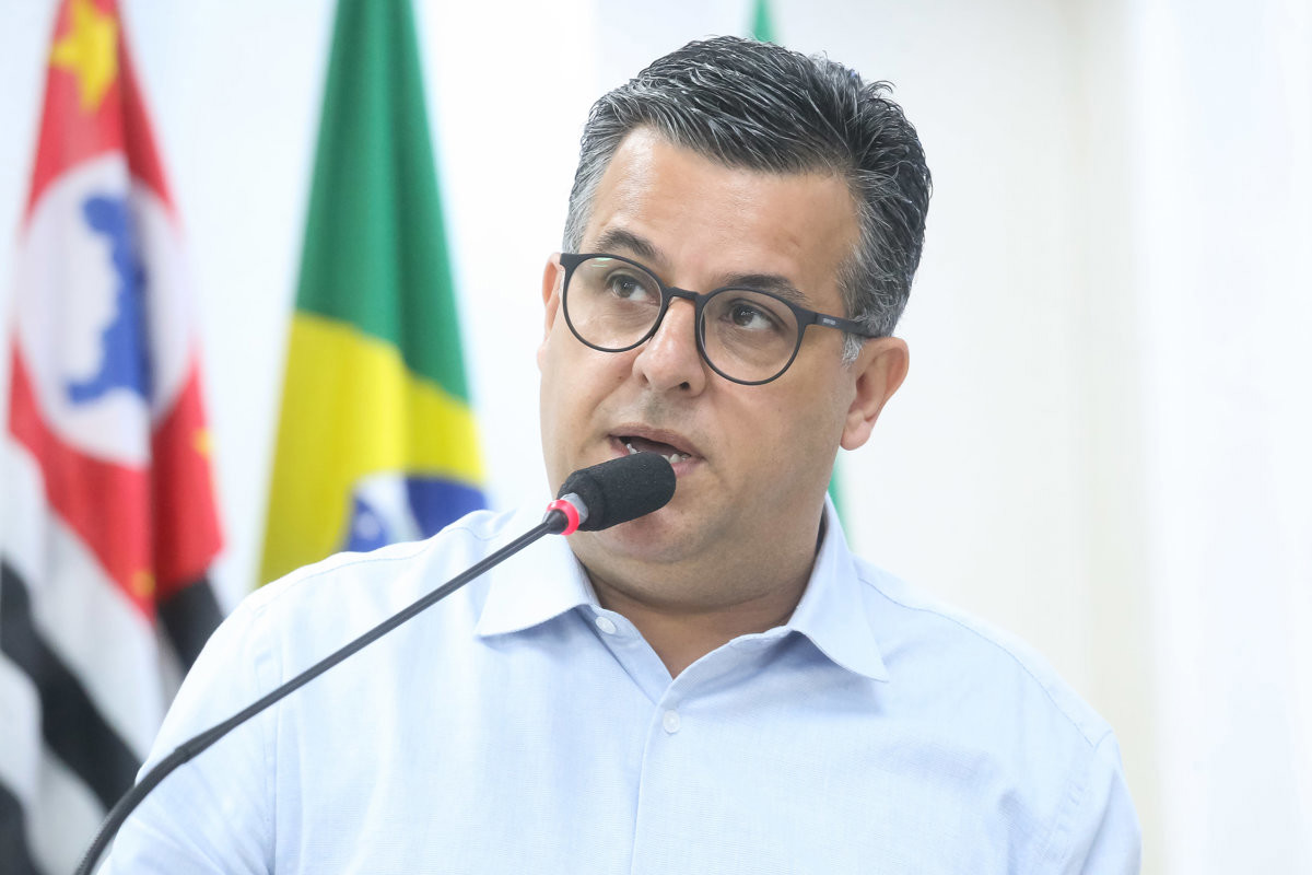 Parlamentar abordou mudanças na saúde municipal e ações recentes voltadas à infraestrutura urbana.