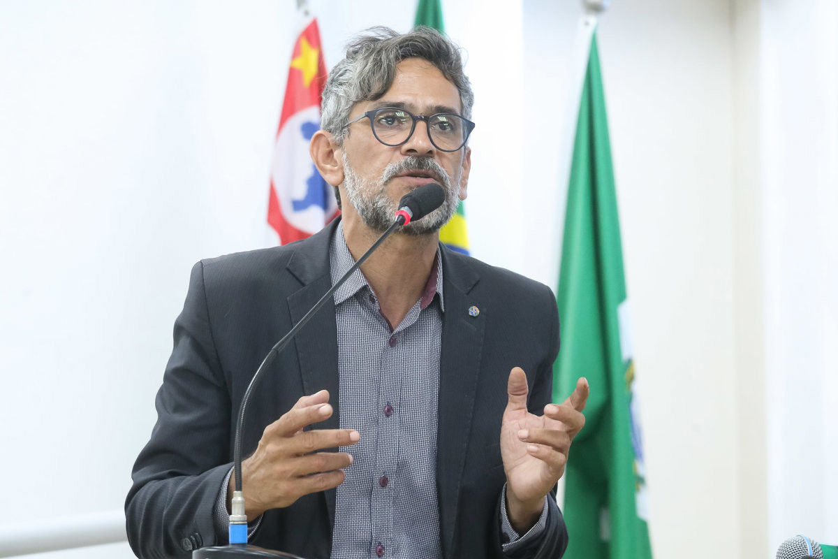 Fabrício Polezi ocupou a tribuna durante a reunião ordinária desta segunda-feira