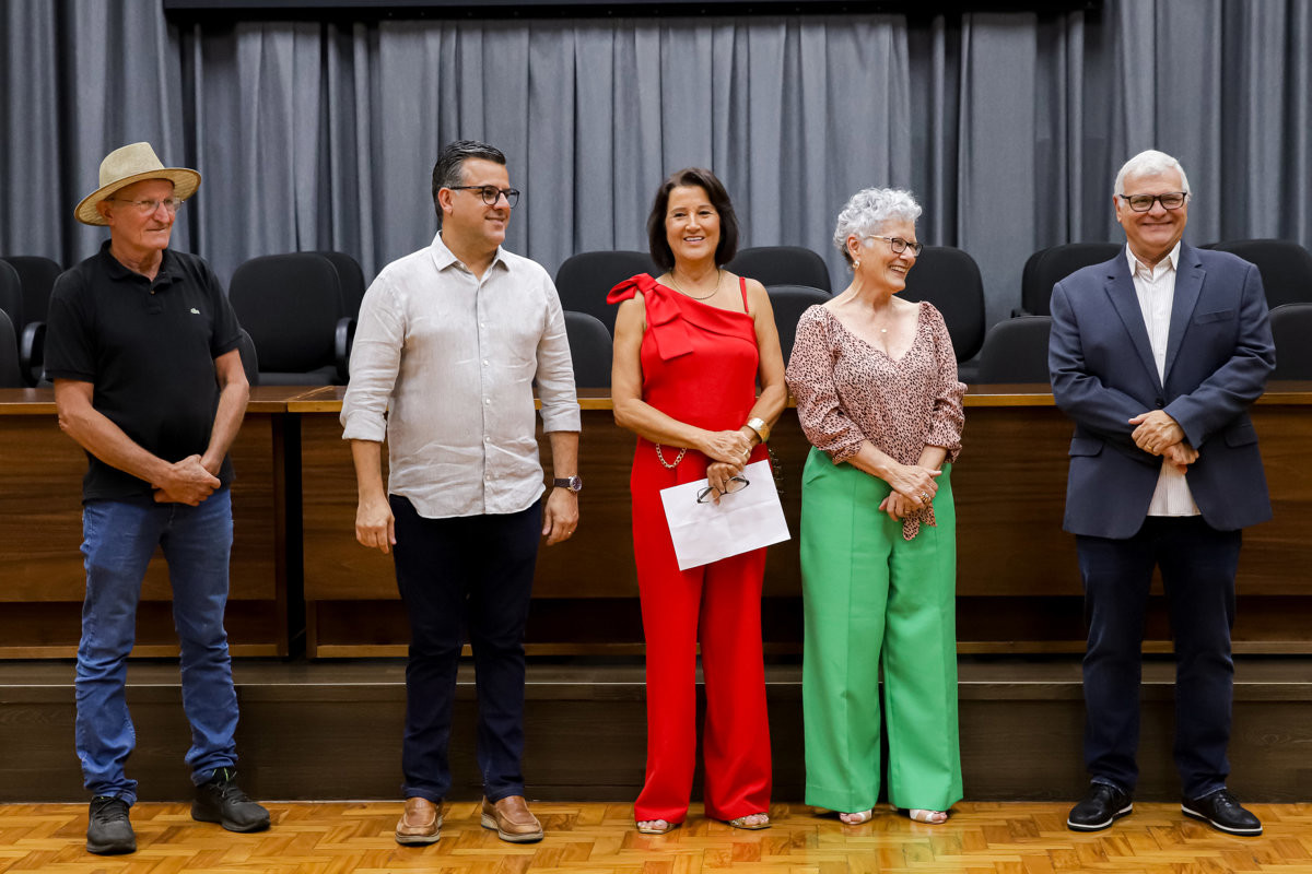 Entrega de voto de congratulações para a enfermeira Ermelinda Esteves