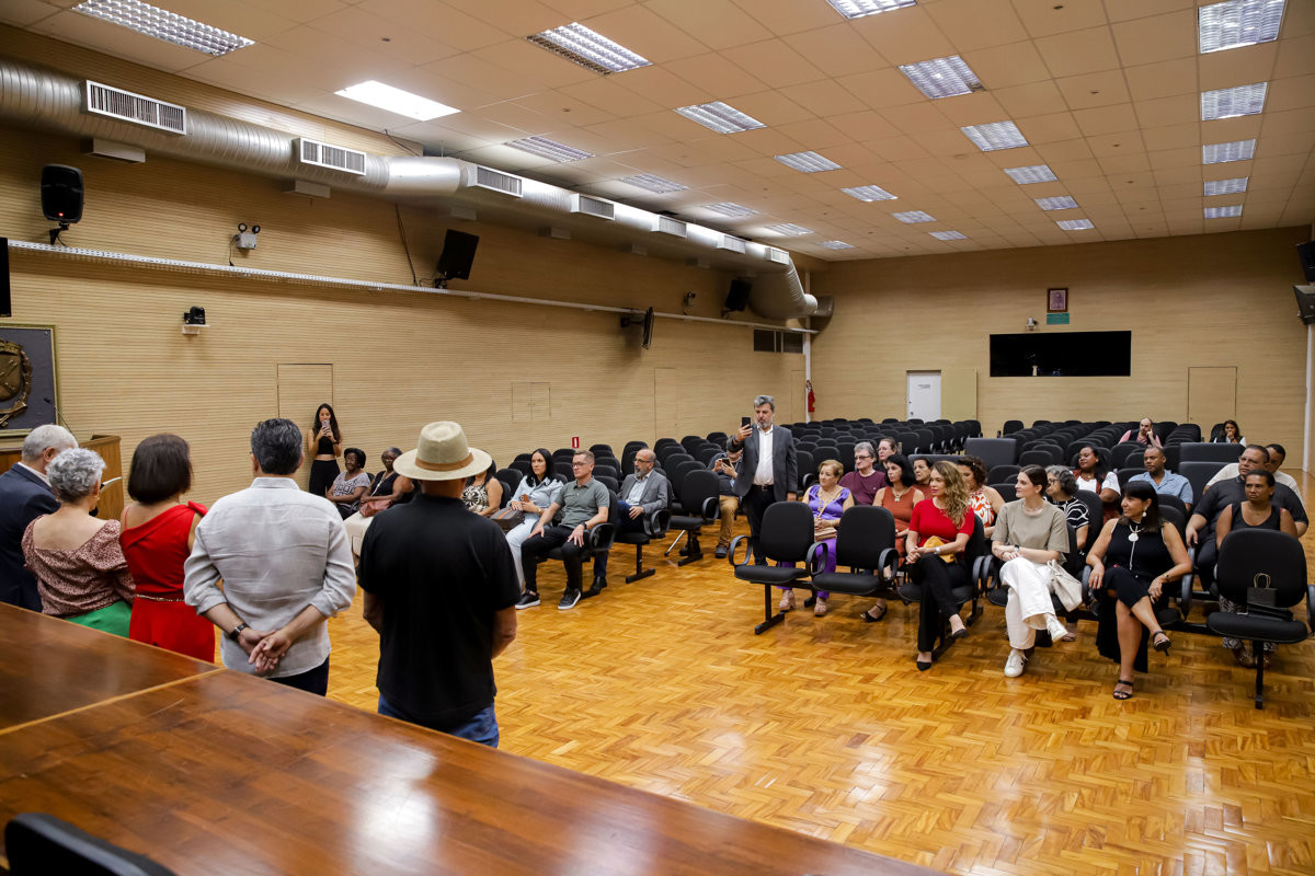 Entrega de voto de congratulações para a enfermeira Ermelinda Esteves