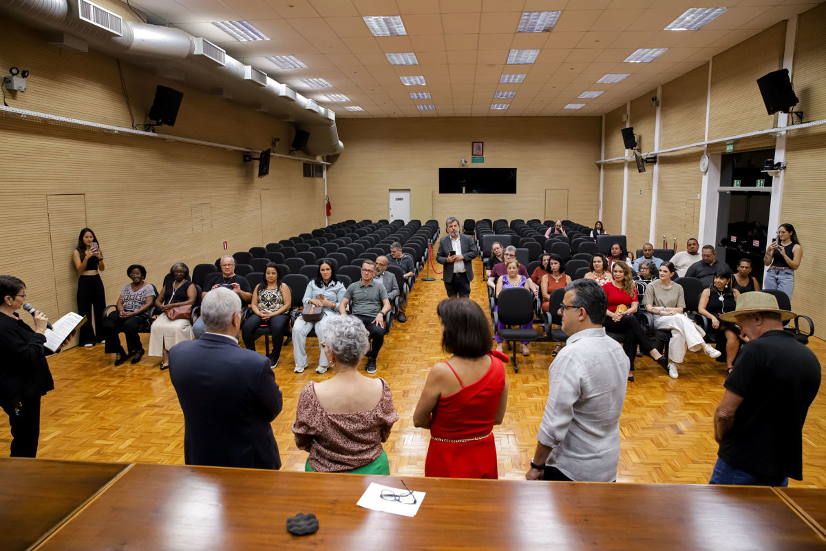 Entrega de voto de congratulações para a enfermeira Ermelinda Esteves