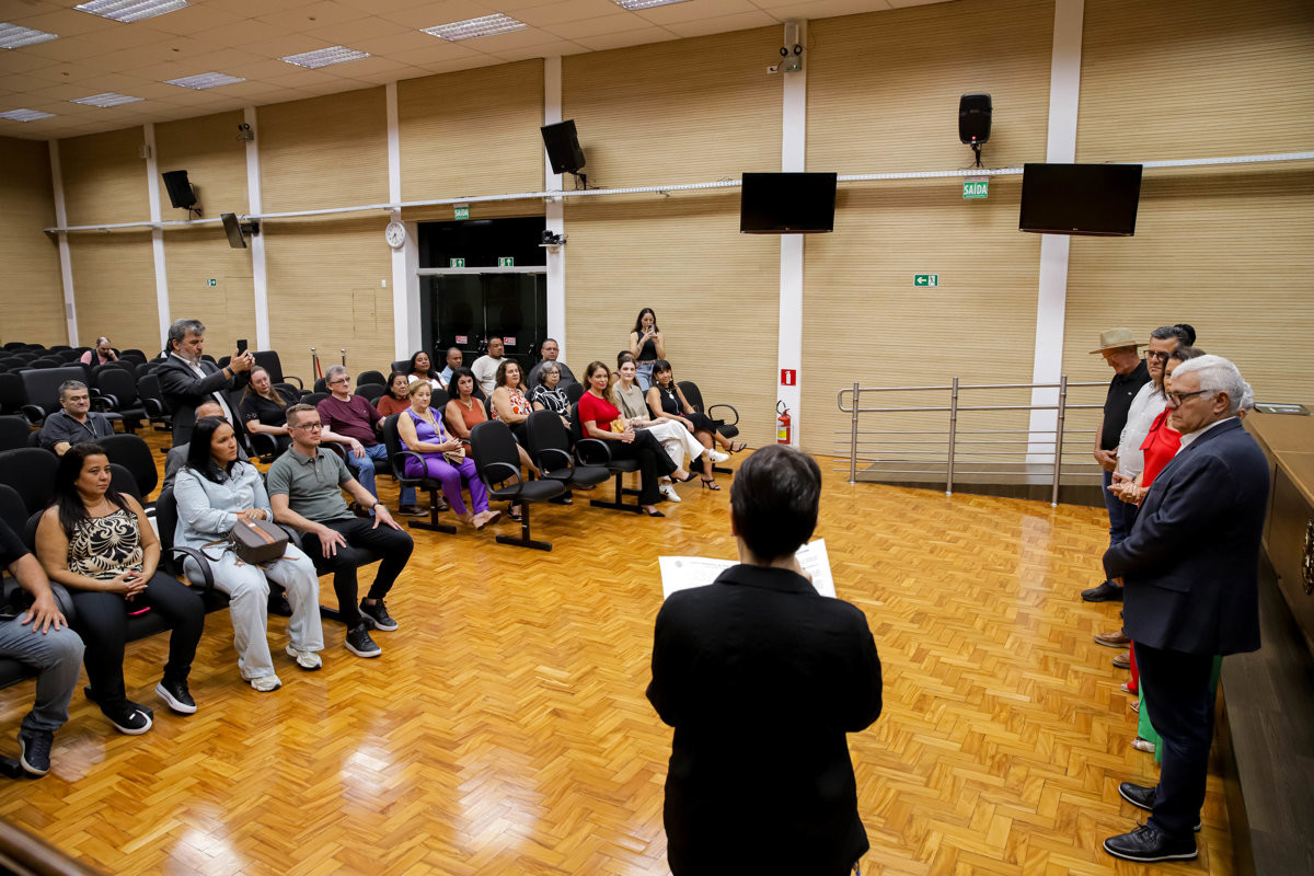 Entrega de voto de congratulações para a enfermeira Ermelinda Esteves