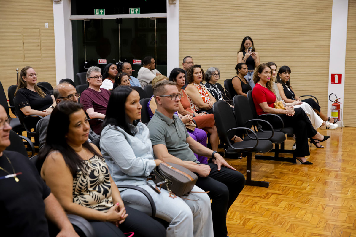 Entrega de voto de congratulações para a enfermeira Ermelinda Esteves