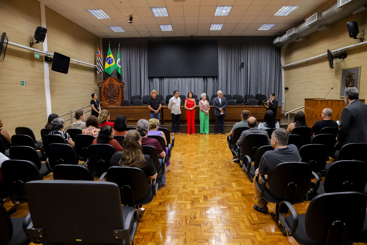 Entrega de voto de congratulações para a enfermeira Ermelinda Esteves