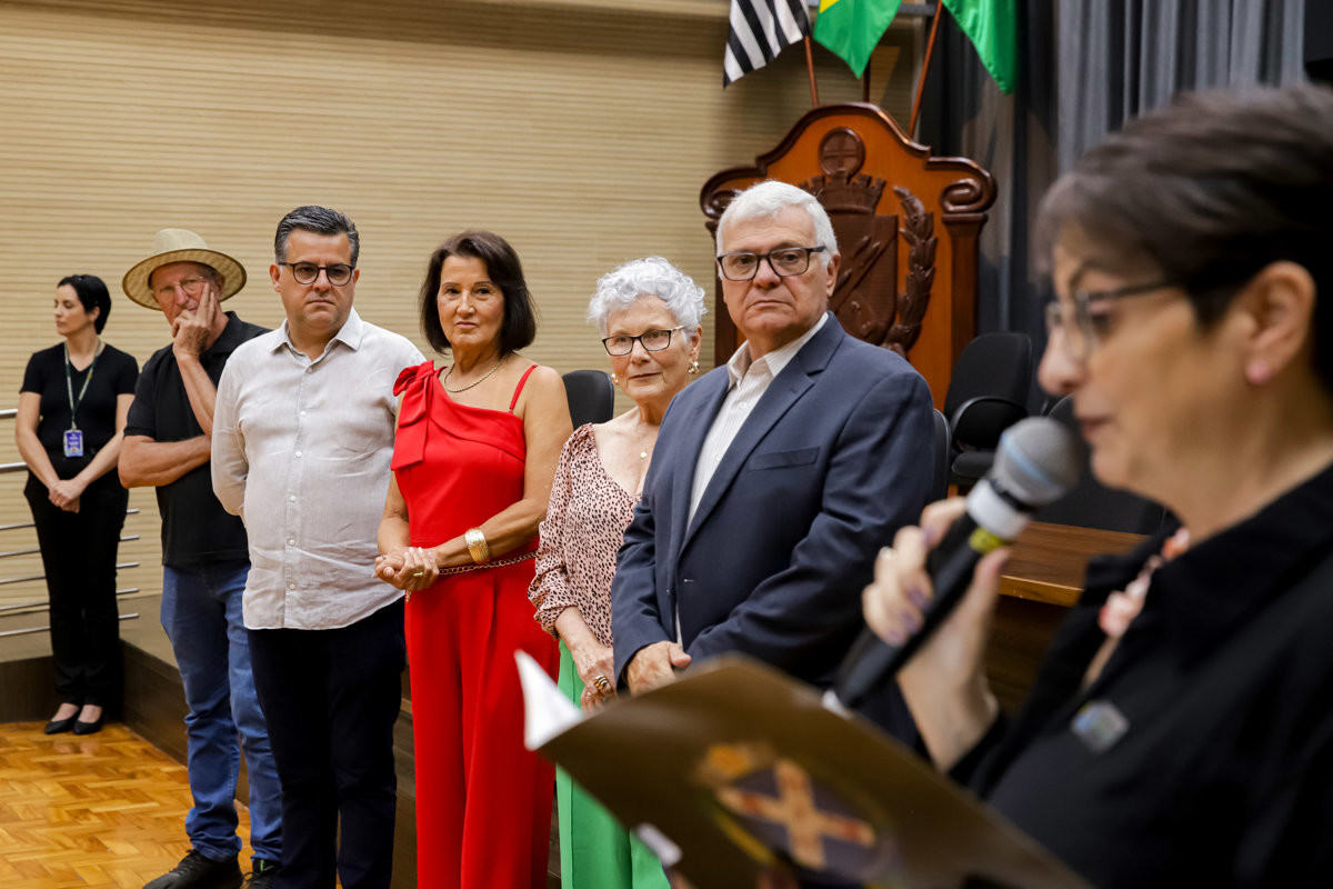 Entrega de voto de congratulações para a enfermeira Ermelinda Esteves