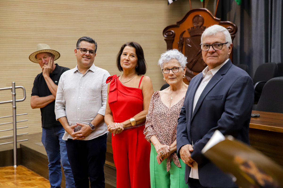 Entrega de voto de congratulações para a enfermeira Ermelinda Esteves