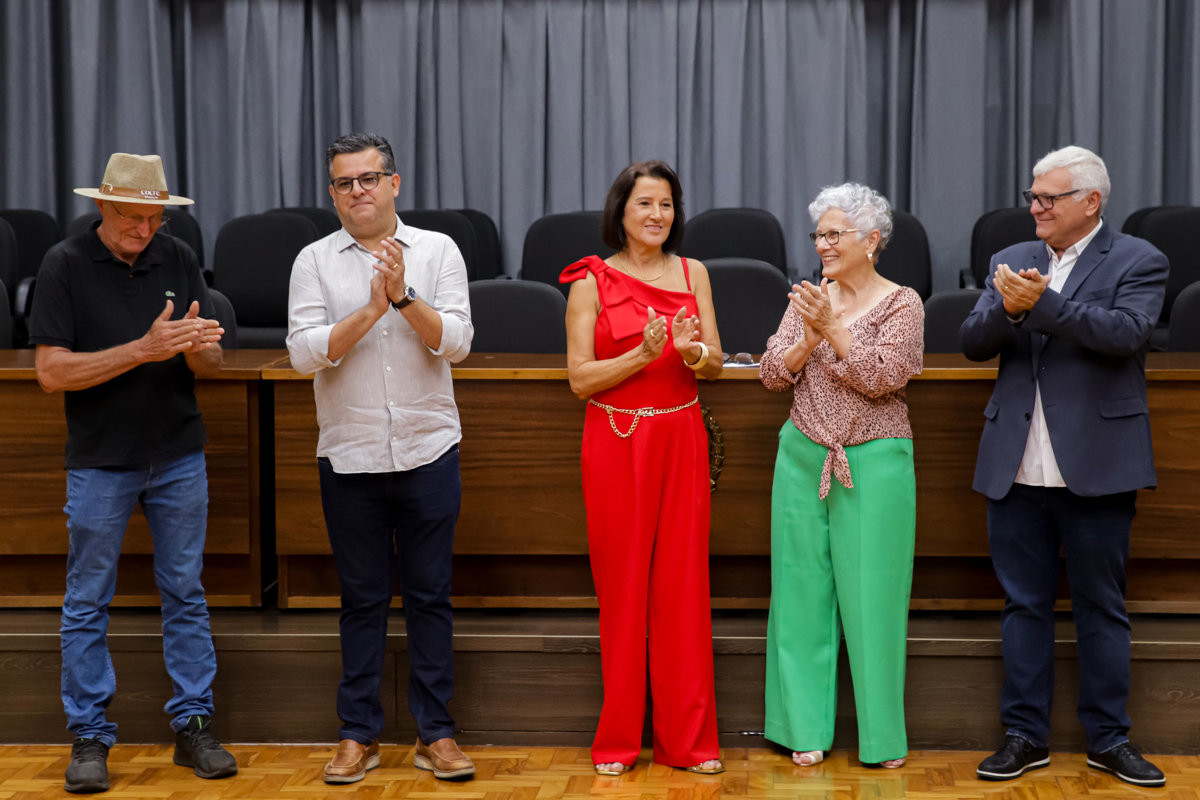 Entrega de voto de congratulações para a enfermeira Ermelinda Esteves
