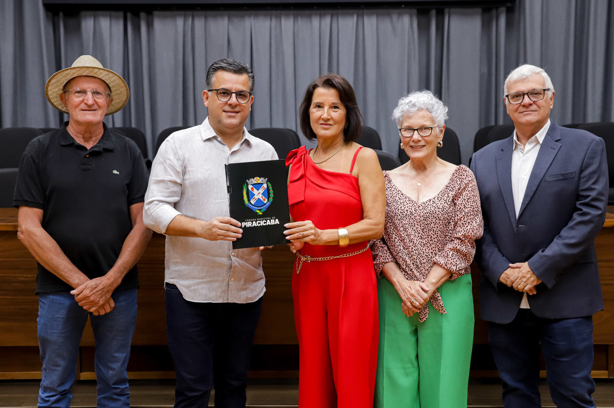 Entrega de voto de congratulações para a enfermeira Ermelinda Esteves