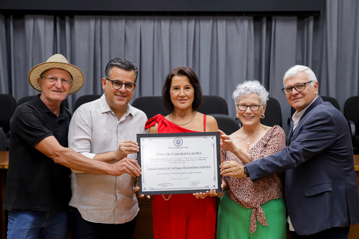 Entrega de voto de congratulações para a enfermeira Ermelinda Esteves