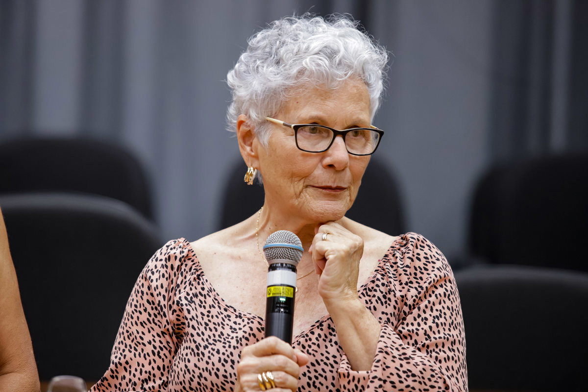 Entrega de voto de congratulações para a enfermeira Ermelinda Esteves