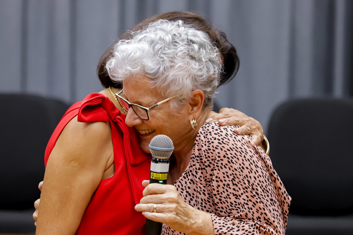 Entrega de voto de congratulações para a enfermeira Ermelinda Esteves