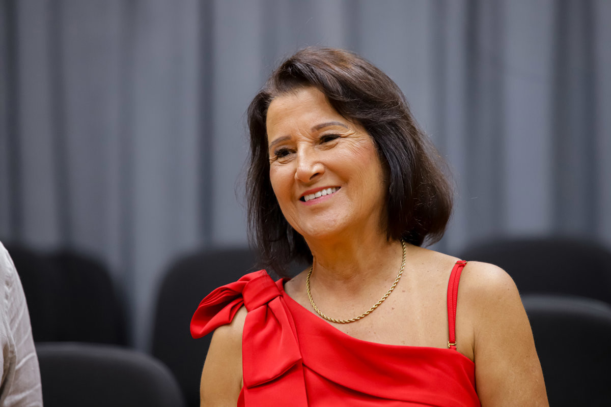 Entrega de voto de congratulações para a enfermeira Ermelinda Esteves