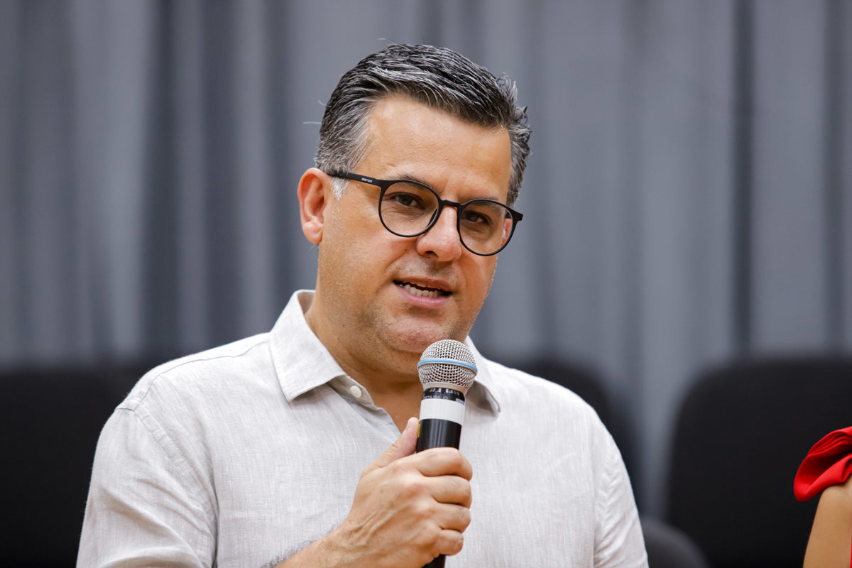 Entrega de voto de congratulações para a enfermeira Ermelinda Esteves