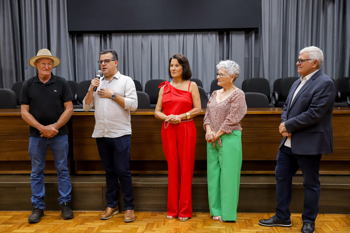 Entrega de voto de congratulações para a enfermeira Ermelinda Esteves